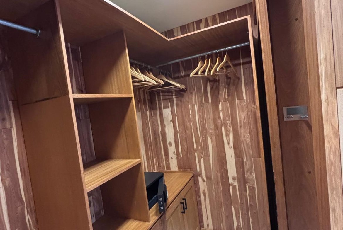 Vestidor de madera con estanterías y cajones