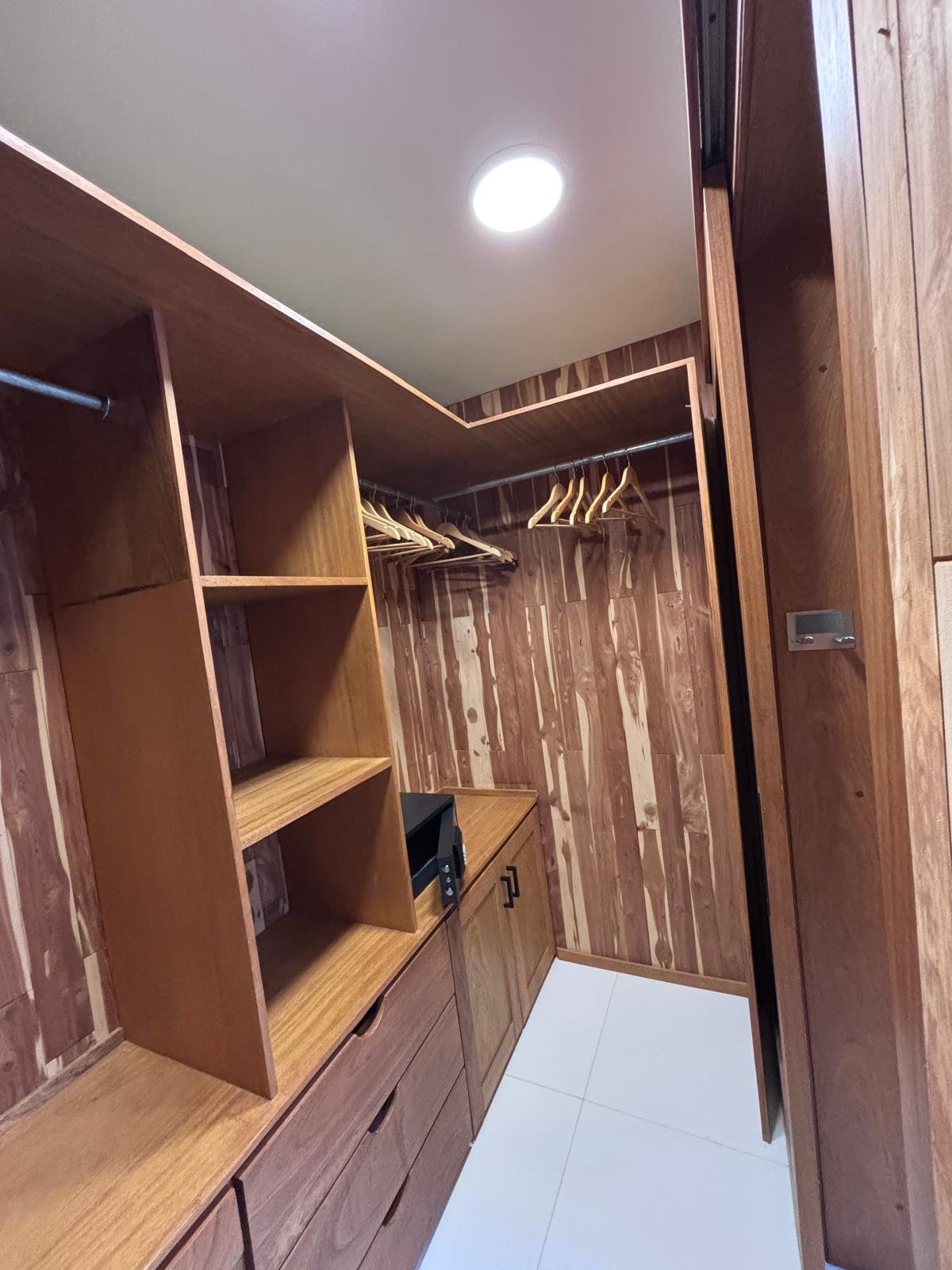 Residence Colina Al Mar (43) Vestidor de madera con estanterías y cajones