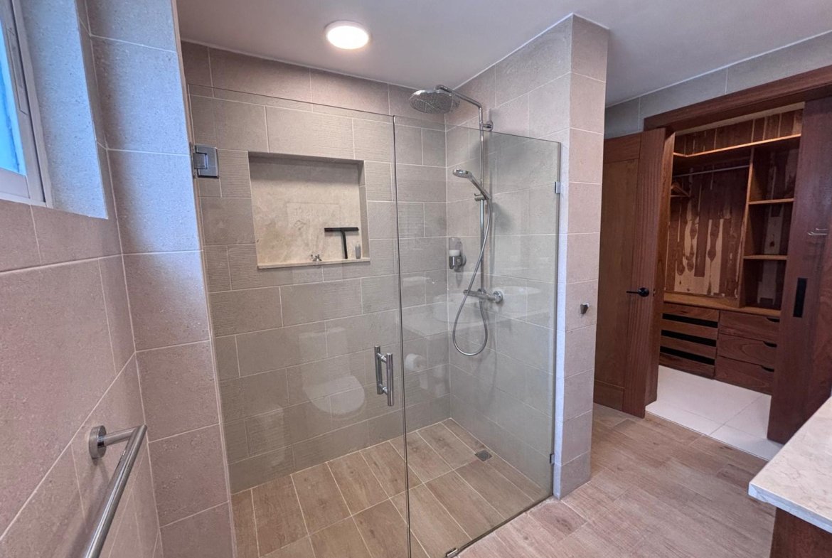 Baño moderno con ducha acristalada y vestidor