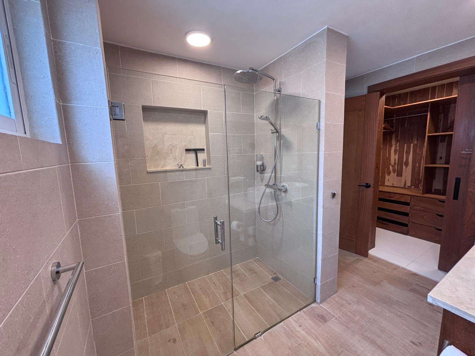Residence Colina Al Mar (45) Baño moderno con ducha acristalada y vestidor