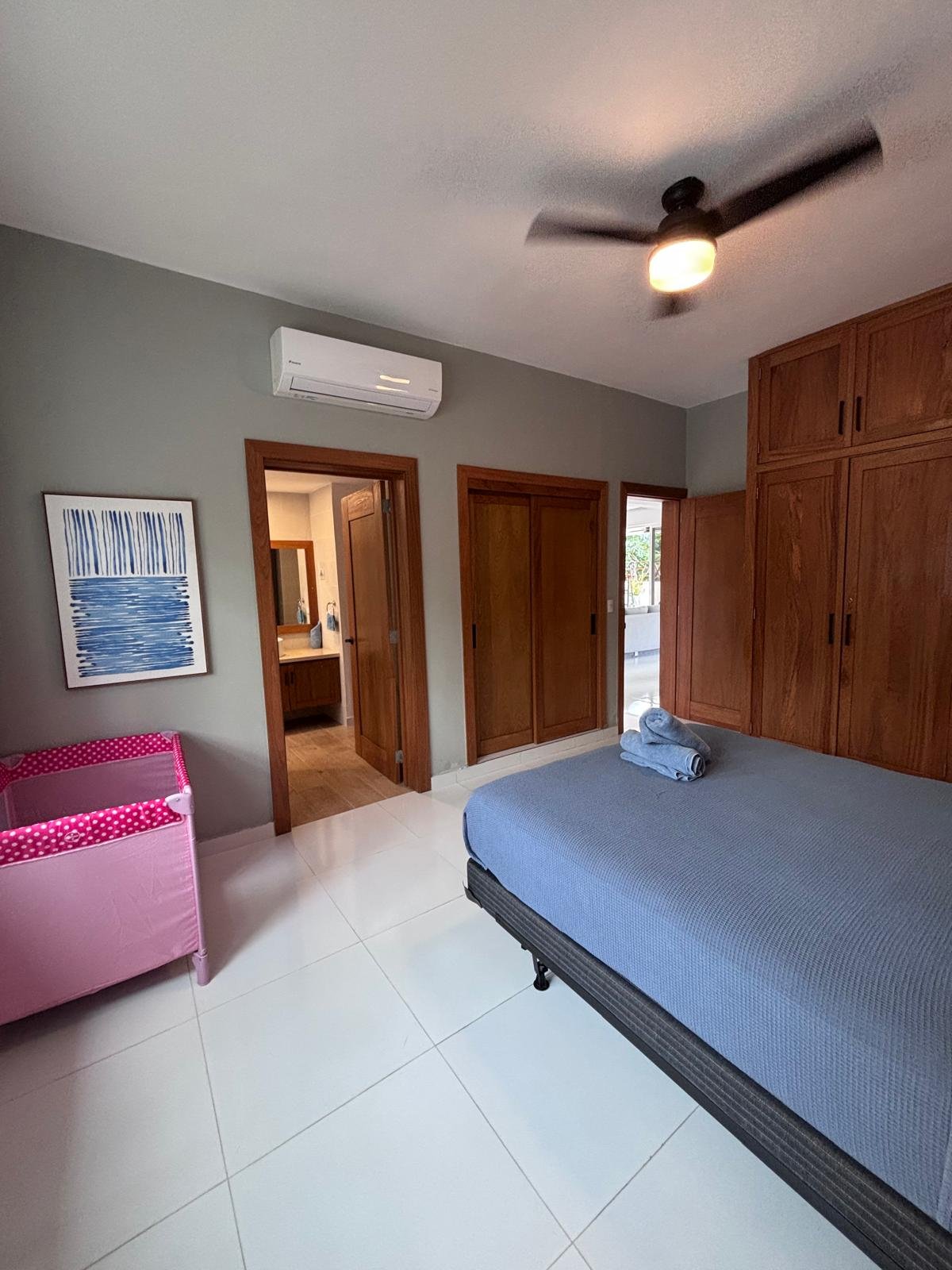 Residence Colina Al Mar (46) Dormitorio moderno con cama, armarios y cuna rosa