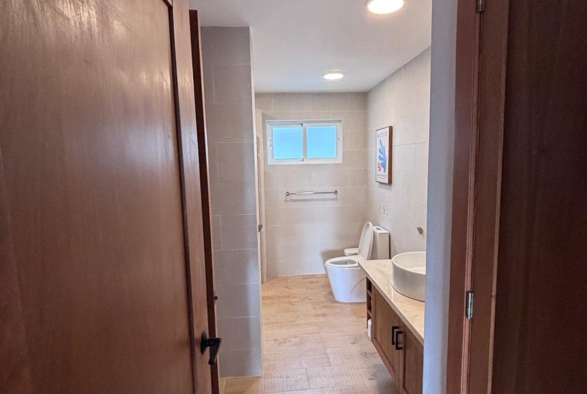 Baño moderno con lavabo y inodoro