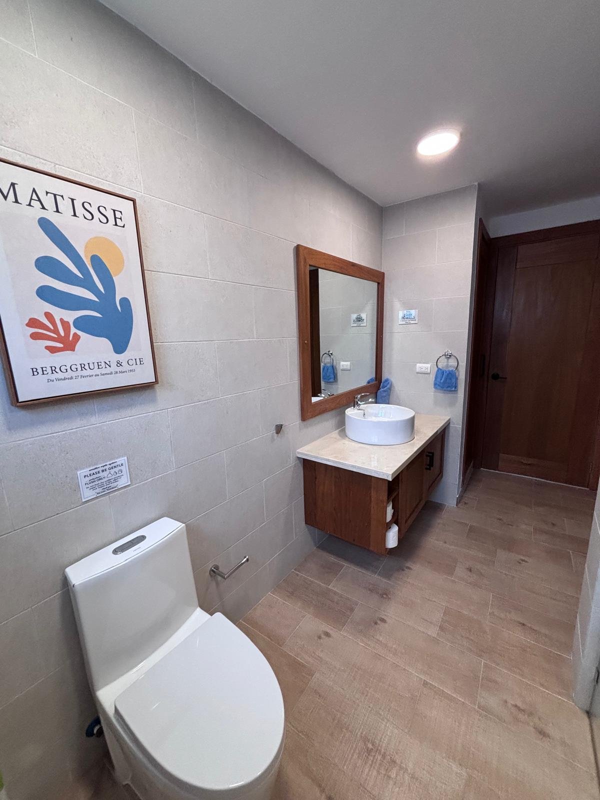 Residence Colina Al Mar (48) Baño moderno con lavabo sobre encimera y póster Matisse
