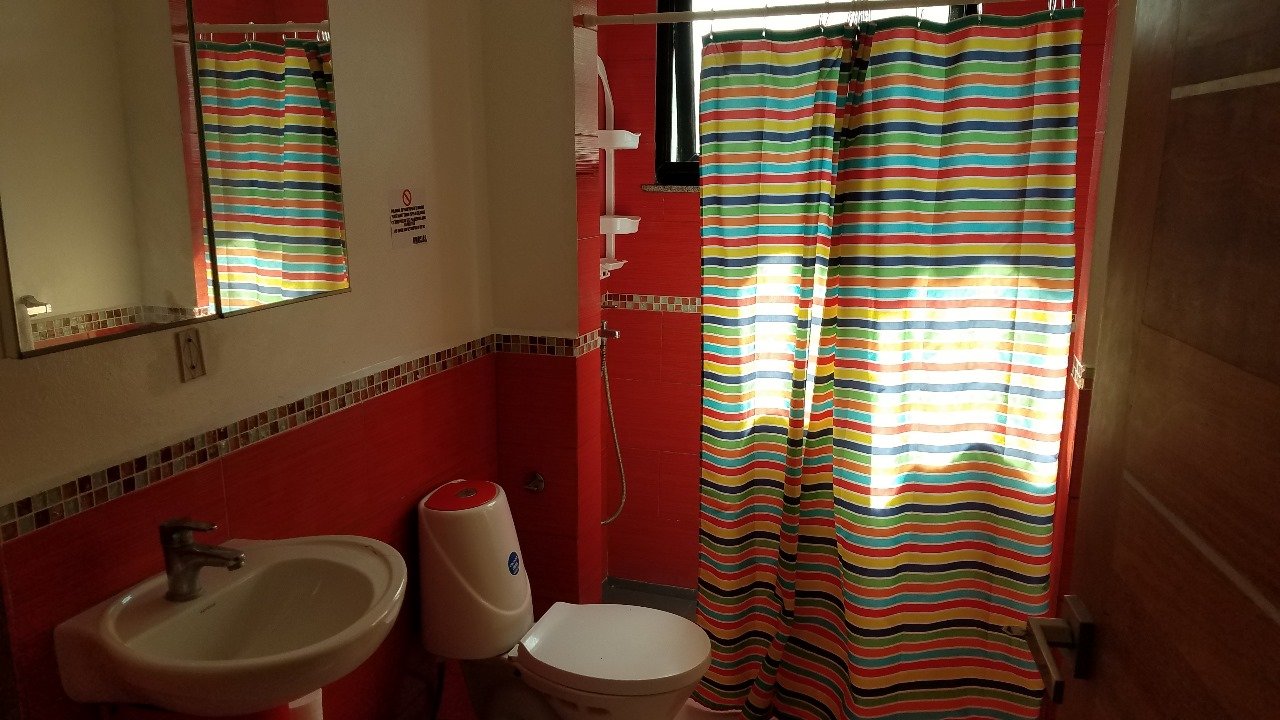Villa El Cangrejo (1) Baño pequeño con cortina de ducha colorida