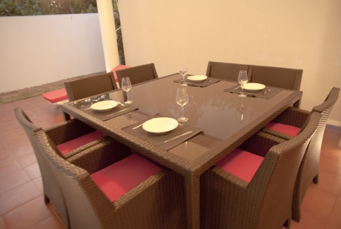 Mesa de terraza con seis sillas y vajilla