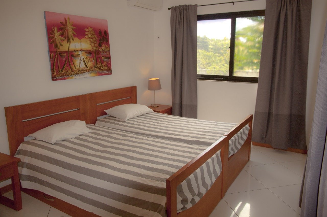 Villa El Cangrejo (13) Dormitorio luminoso con cama doble y ventana