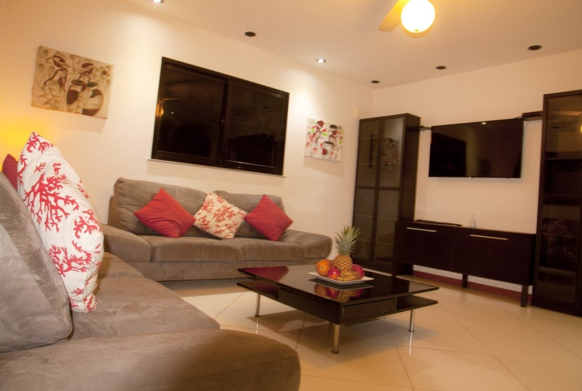 Salón moderno con sofá gris y mesa negra