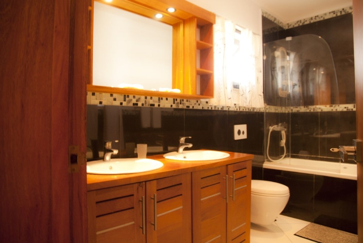 Baño moderno con doble lavabo y bañera