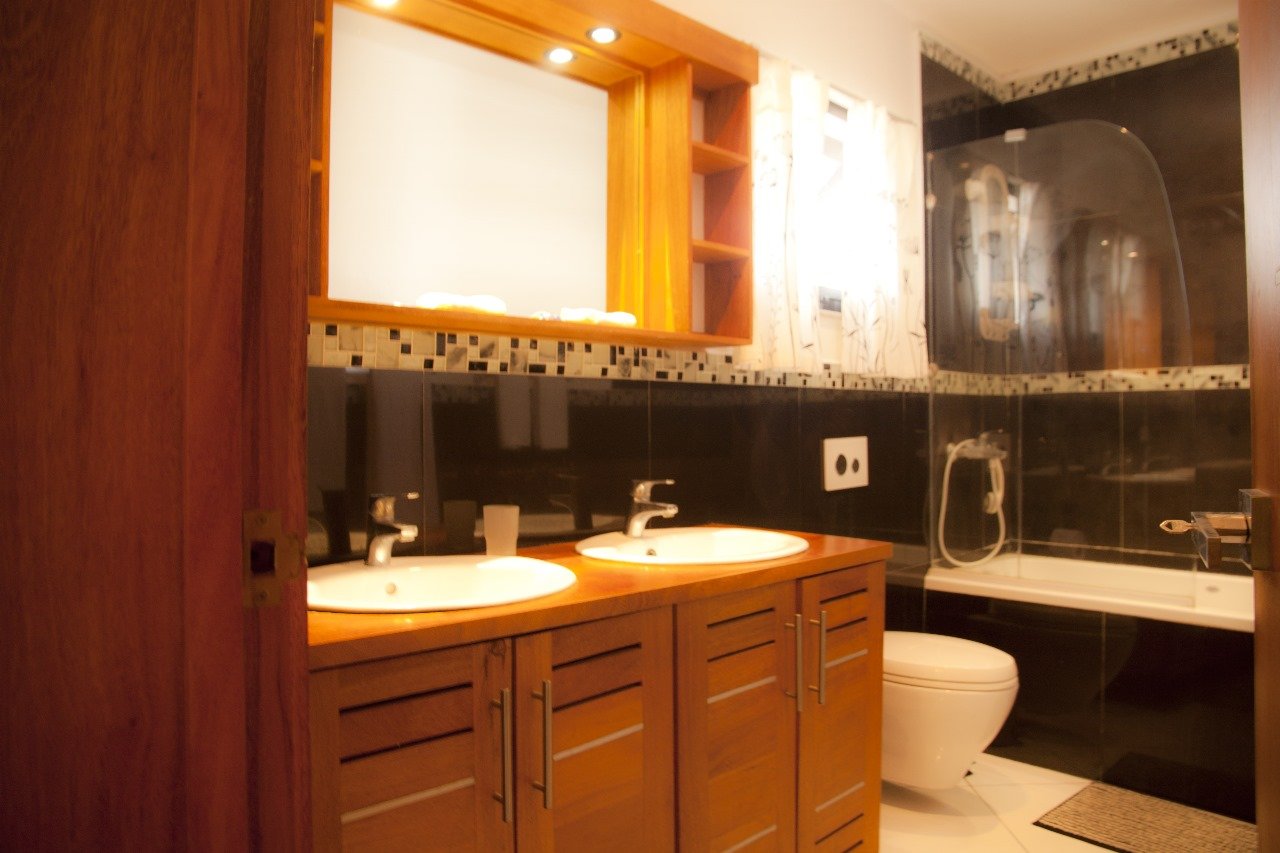 Villa El Cangrejo (20) Baño moderno con doble lavabo y bañera