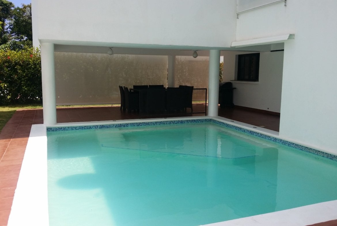 Piscina privada bajo porche moderno blanco
