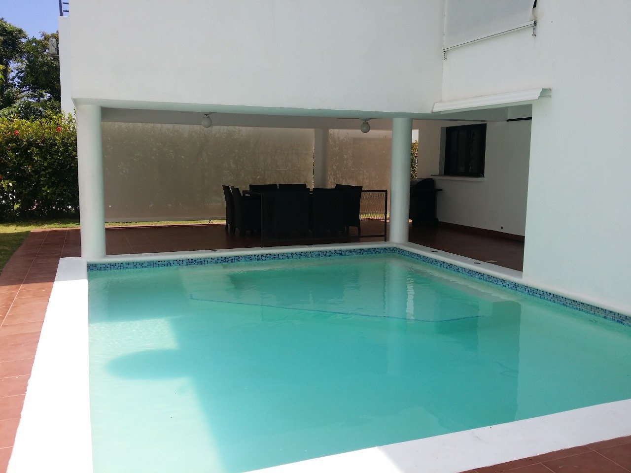 Villa El Cangrejo (3) Piscina privada bajo porche moderno blanco