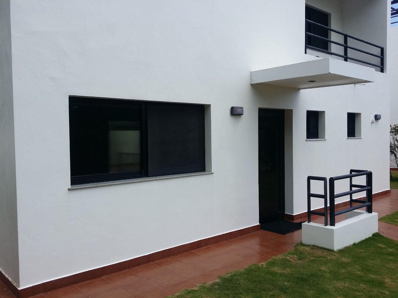 Villa El Cangrejo (5) Fachada de casa moderna blanca con jardín