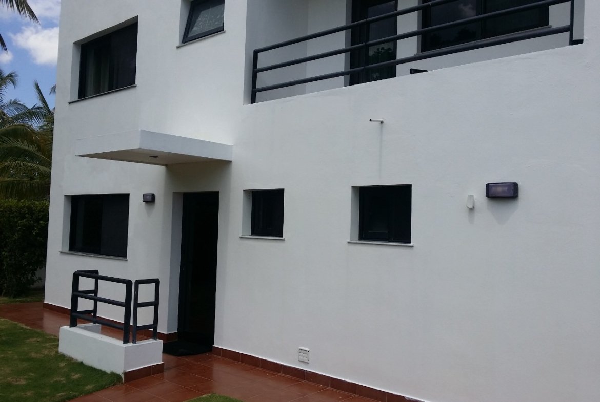 Fachada de casa moderna blanca de dos plantas