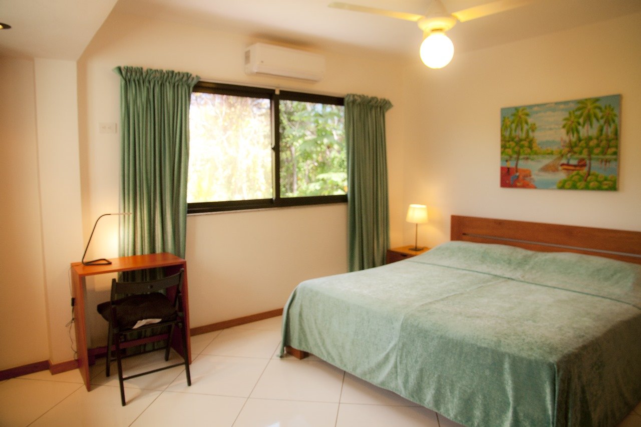 Villa El Cangrejo (7) Dormitorio luminoso con cama doble y escritorio