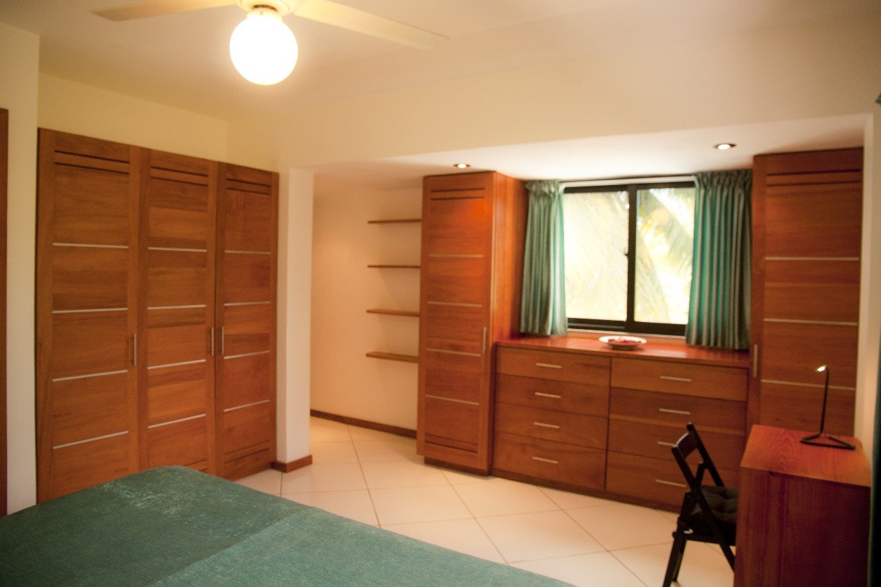 Villa El Cangrejo (8) Dormitorio amplio con armarios y escritorio de madera
