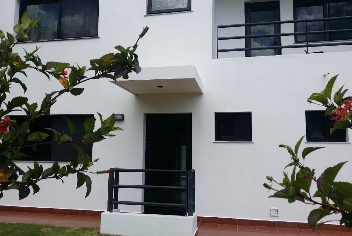 Fachada de casa moderna blanca con balcón