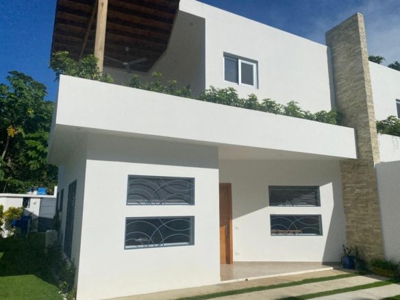 Maison moderne blanche de deux étages avec balcon