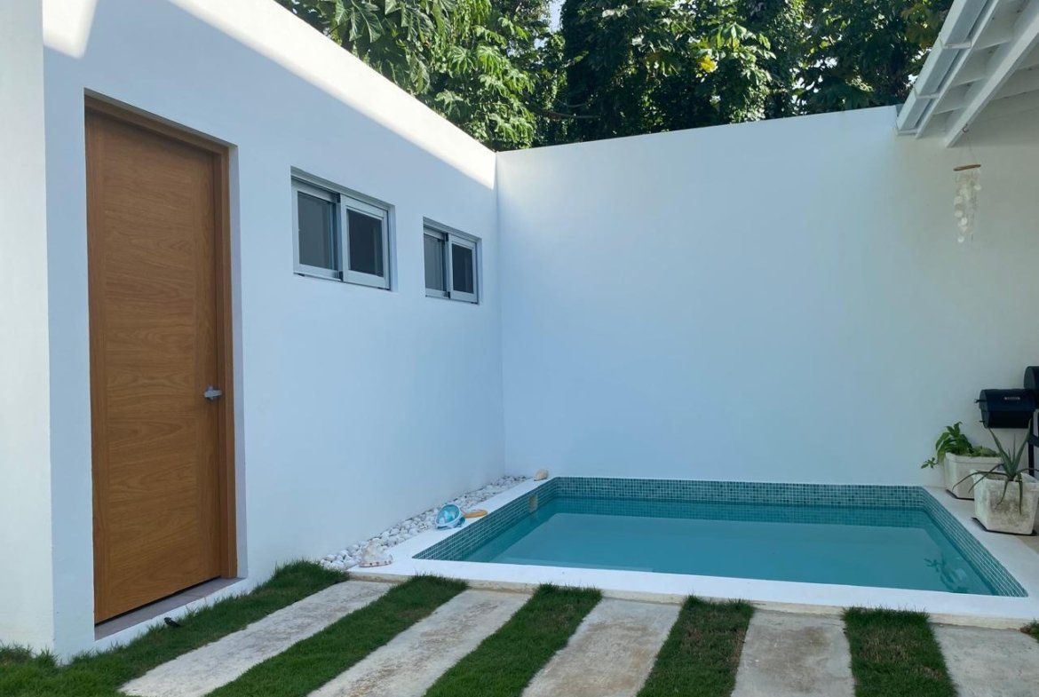 Pequeña piscina moderna en patio blanco