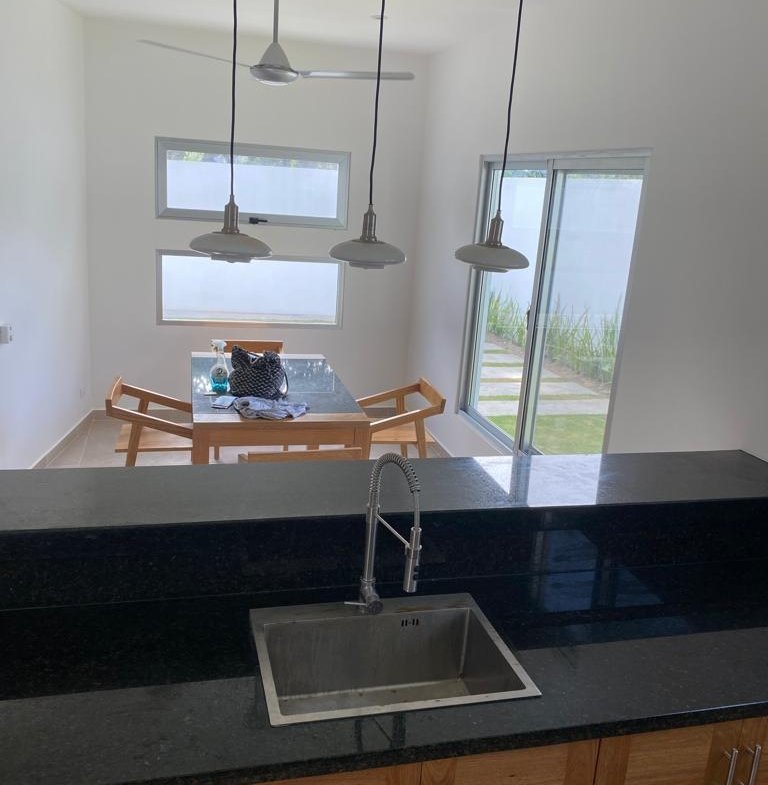 Cocina moderna con comedor y ventanales amplios