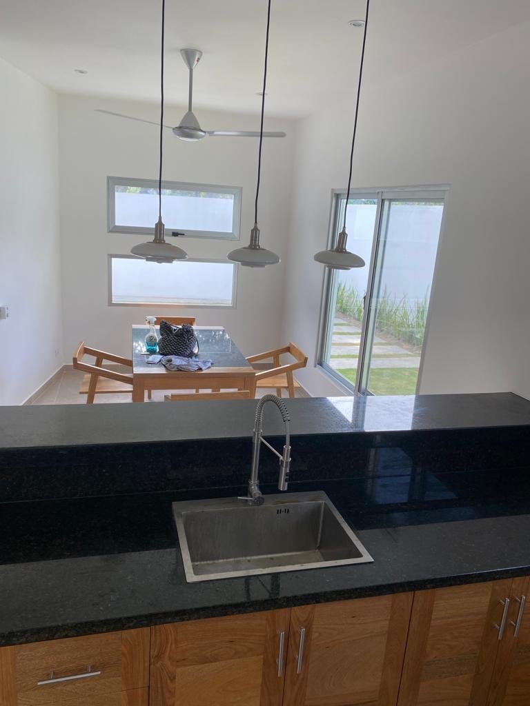 Cocina moderna con comedor y ventanales amplios