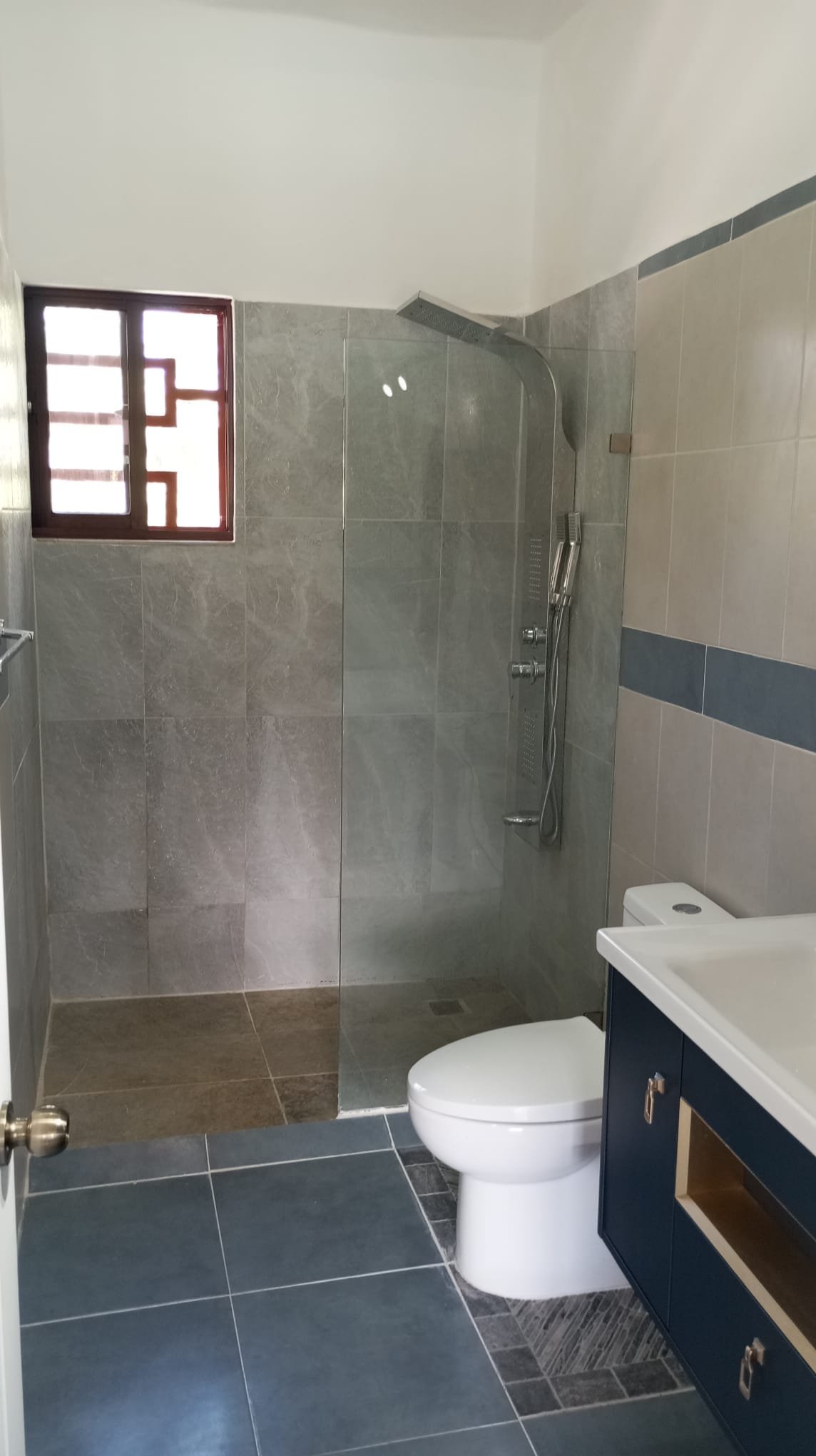Villa en limon (1) Baño moderno con ducha y mampara de cristal