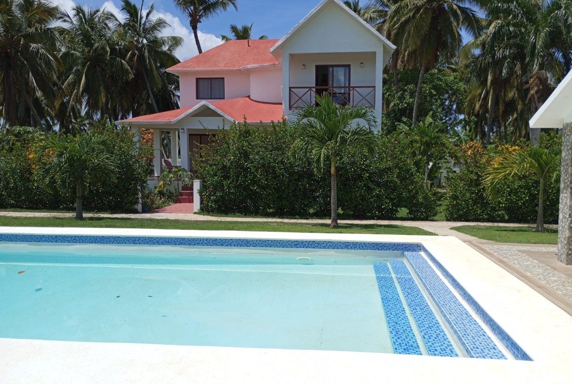 Villa tropical con piscina y palmeras