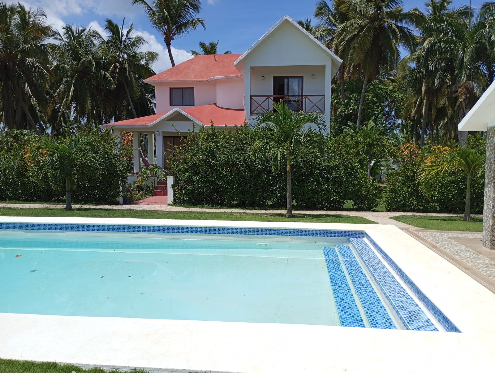 Villa en limon (10) Villa tropical con piscina y palmeras