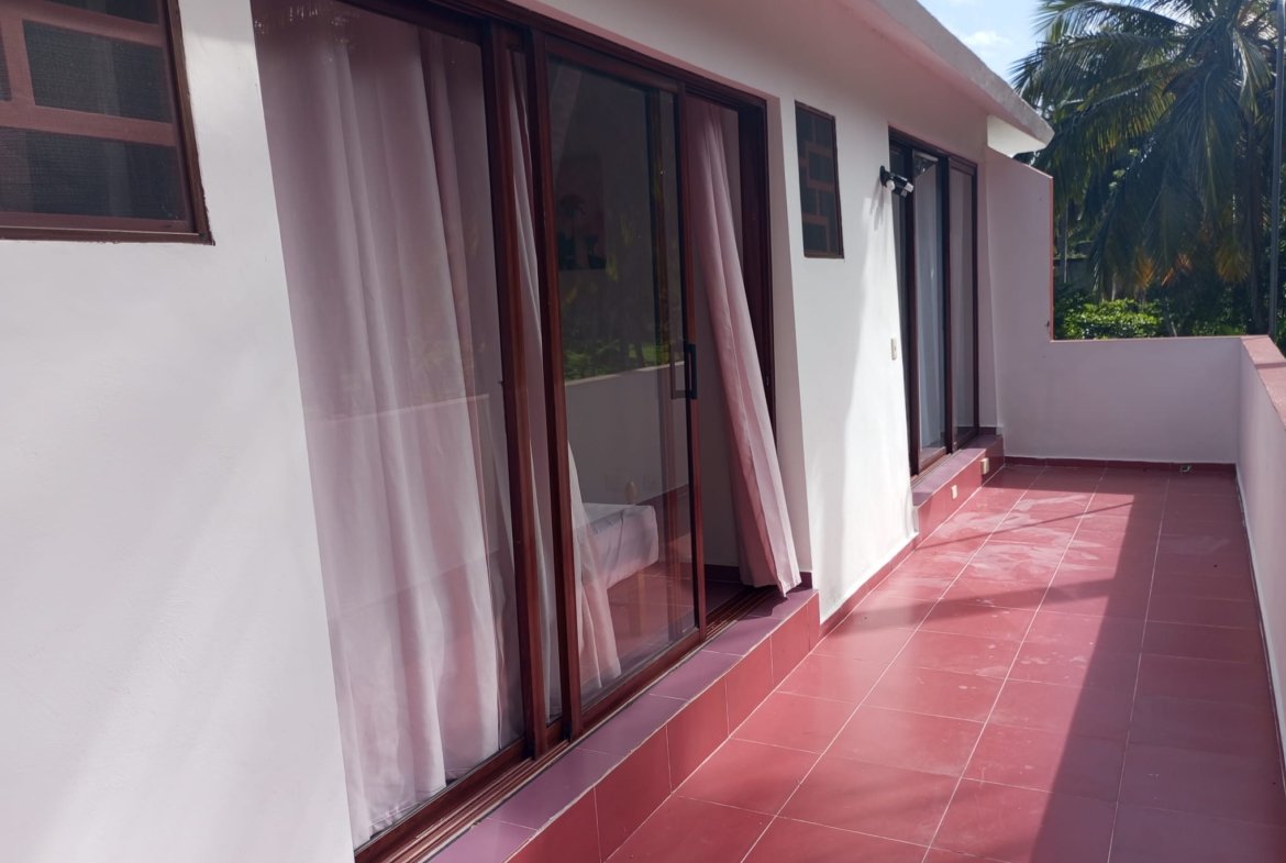 Terraza con suelo rojo y puertas correderas