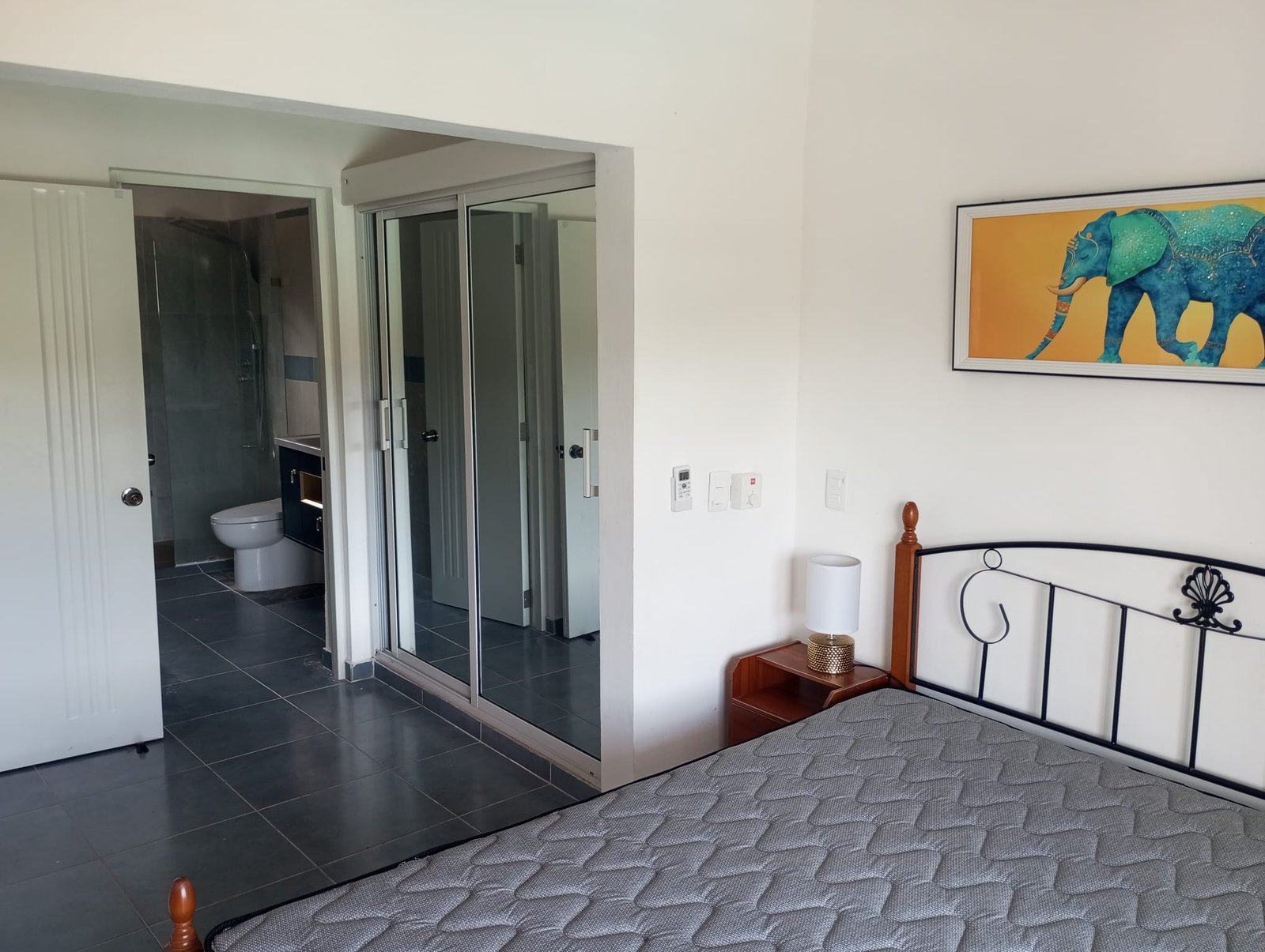 Villa en limon (5) Dormitorio moderno con baño y armario espejo