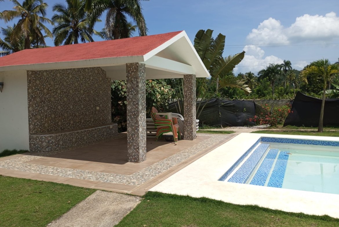 Casa tropical con piscina y porche cubierto