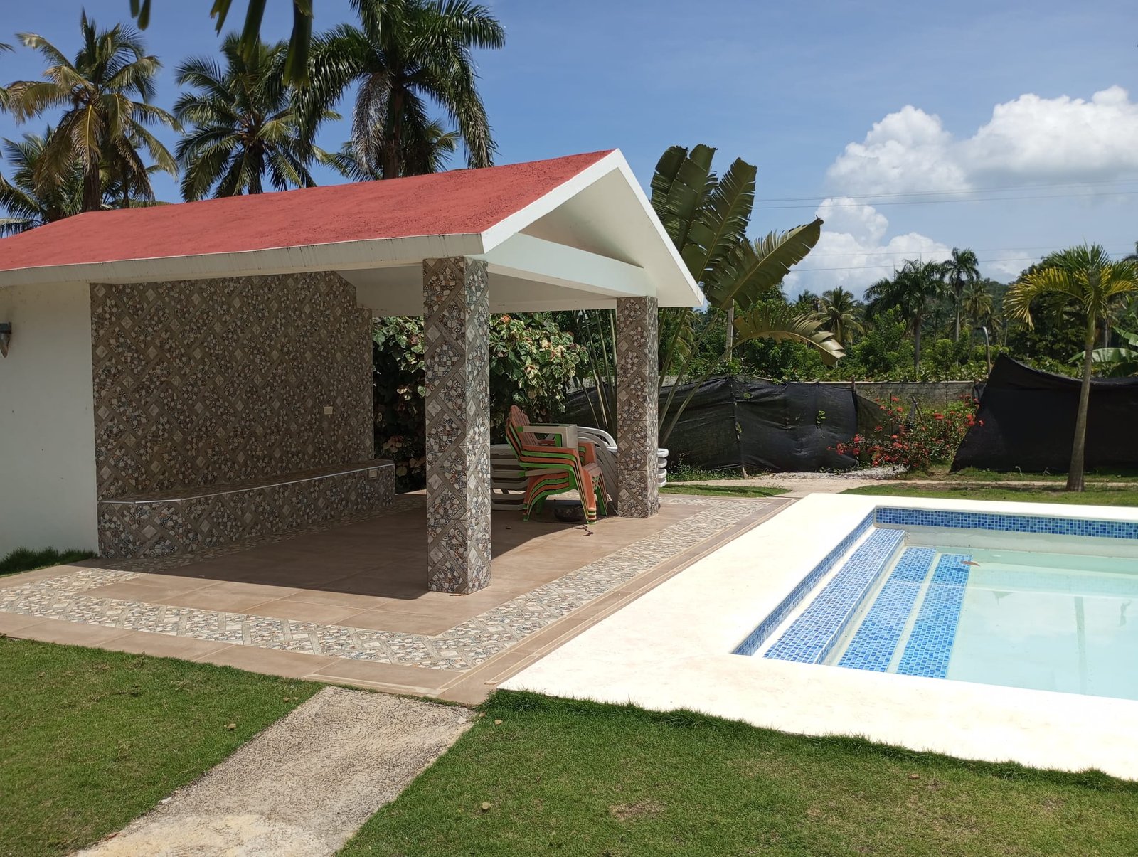 Villa en limon (6) Casa tropical con piscina y porche cubierto