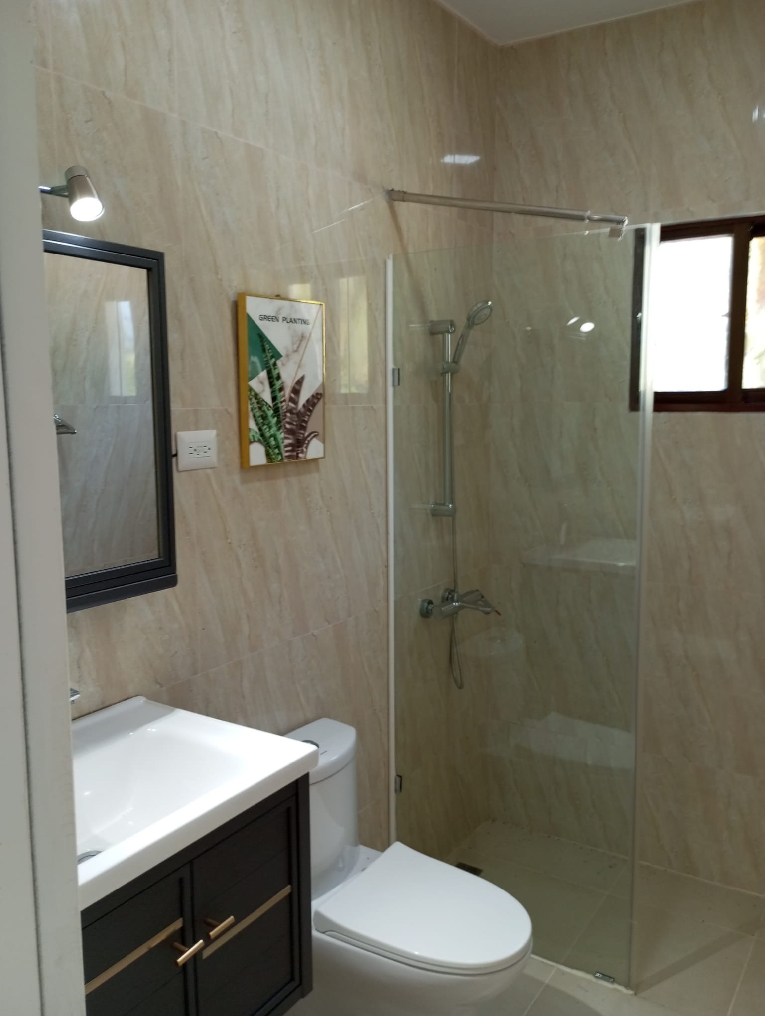 Villa en limon (7) Baño moderno con ducha de cristal y lavabo