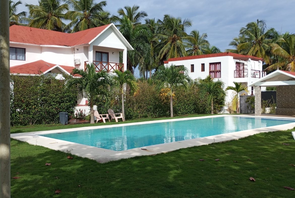 Villa tropical con piscina y palmeras