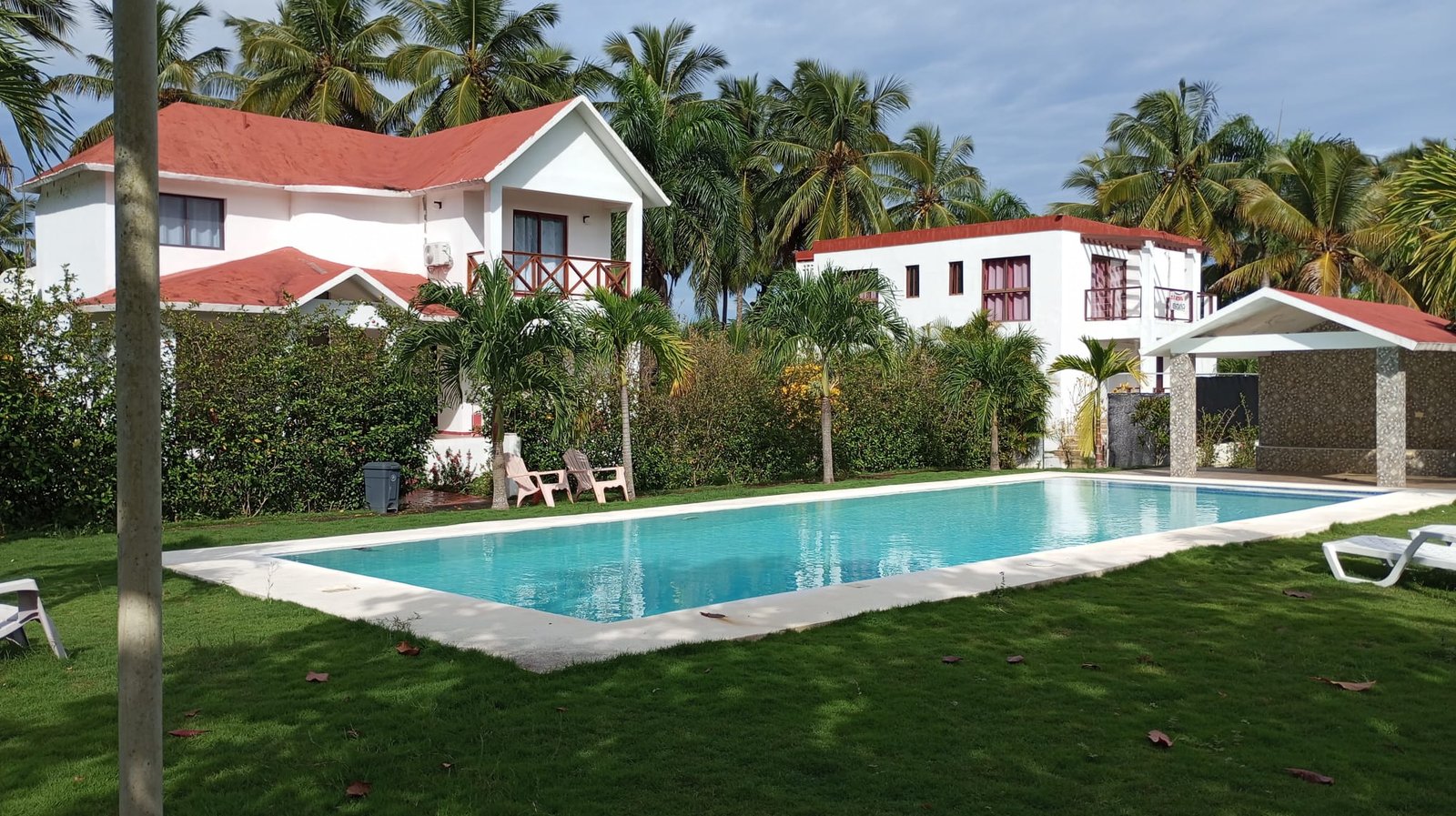 Villa en limon (8) Villa tropical con piscina y palmeras