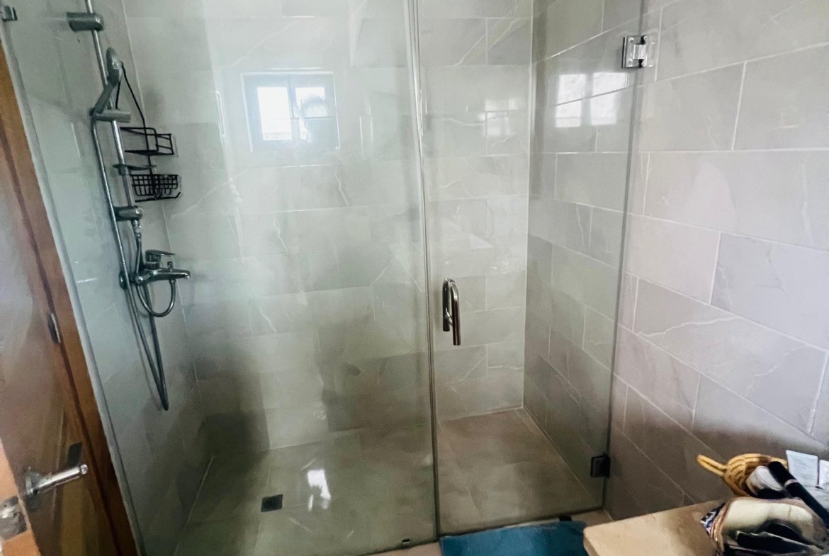 Ducha moderna con mampara de cristal