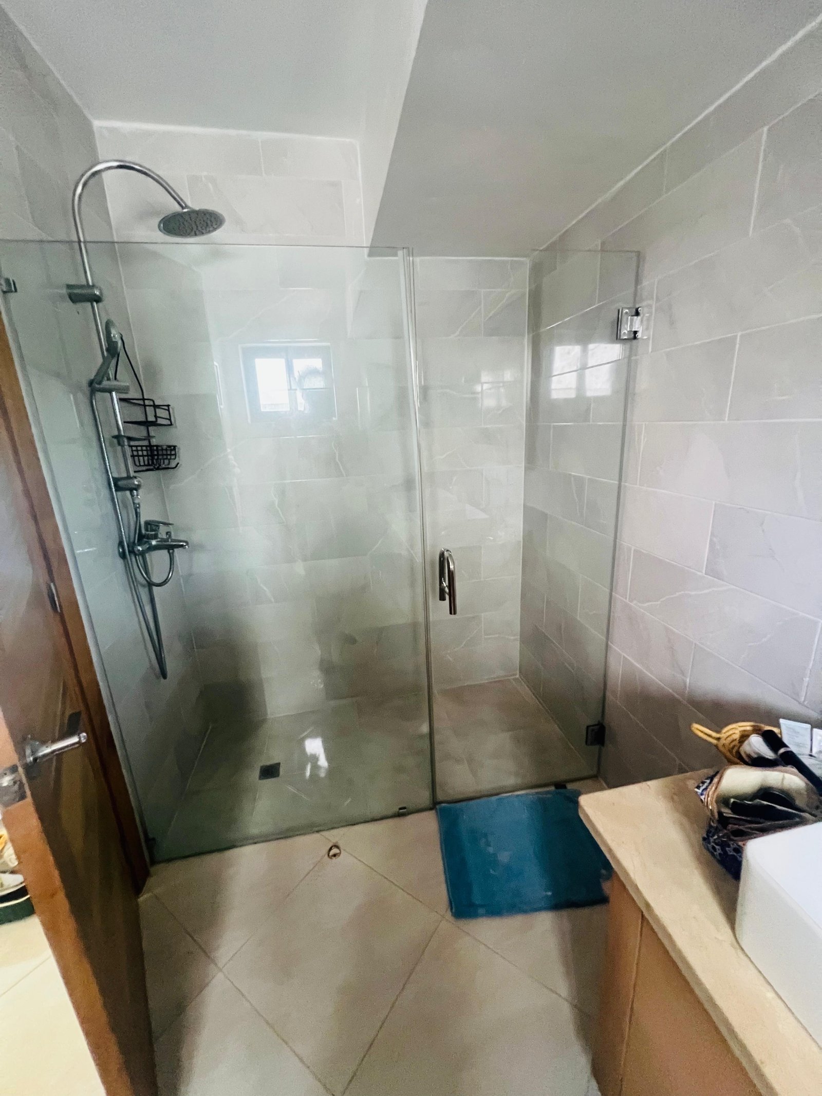 Ducha moderna con mampara de cristal