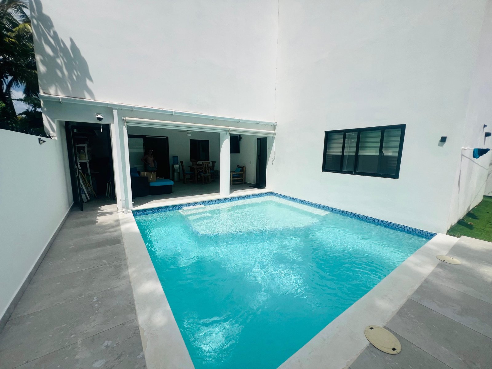 Piscina privada en patio moderno blanco