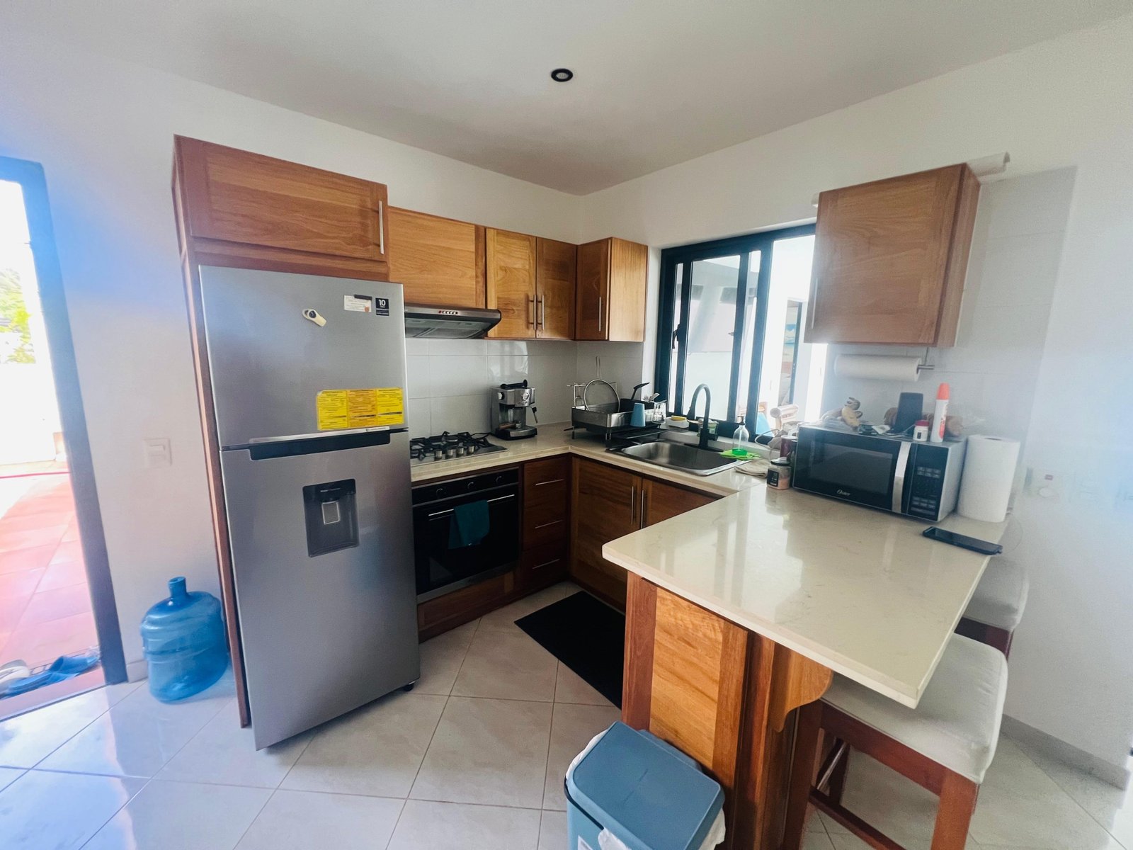 Cocina moderna con muebles de madera y barra