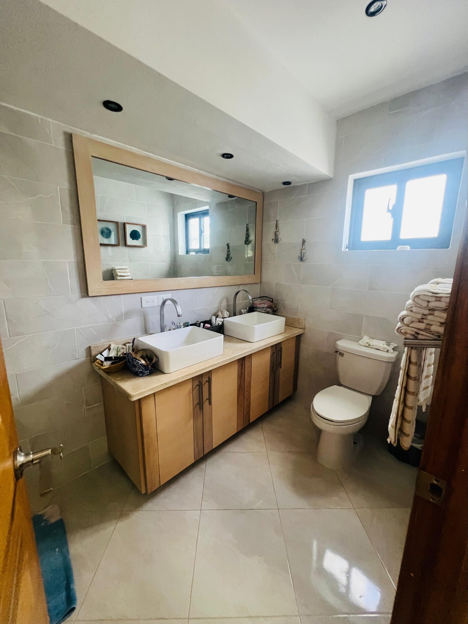 Baño moderno con doble lavabo y espejo grande