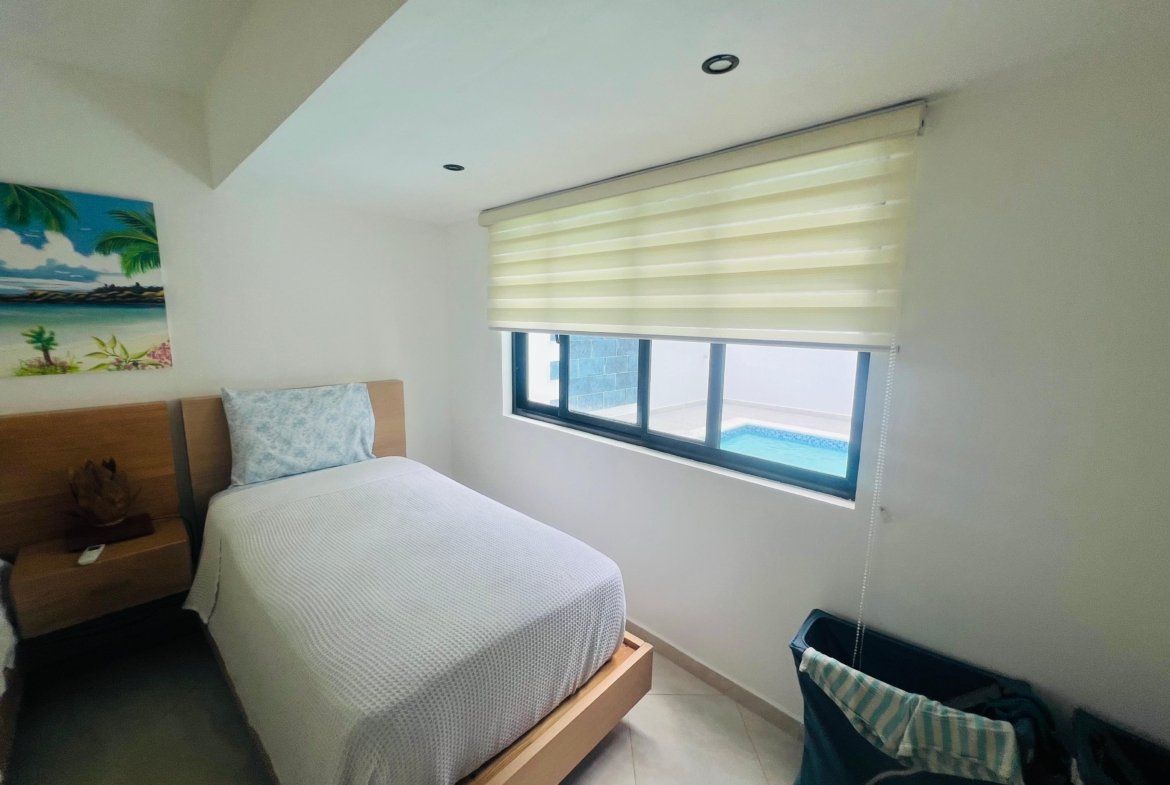 Dormitorio moderno con cama individual y ventana