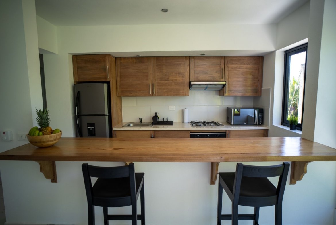Cocina moderna con barra y muebles de madera