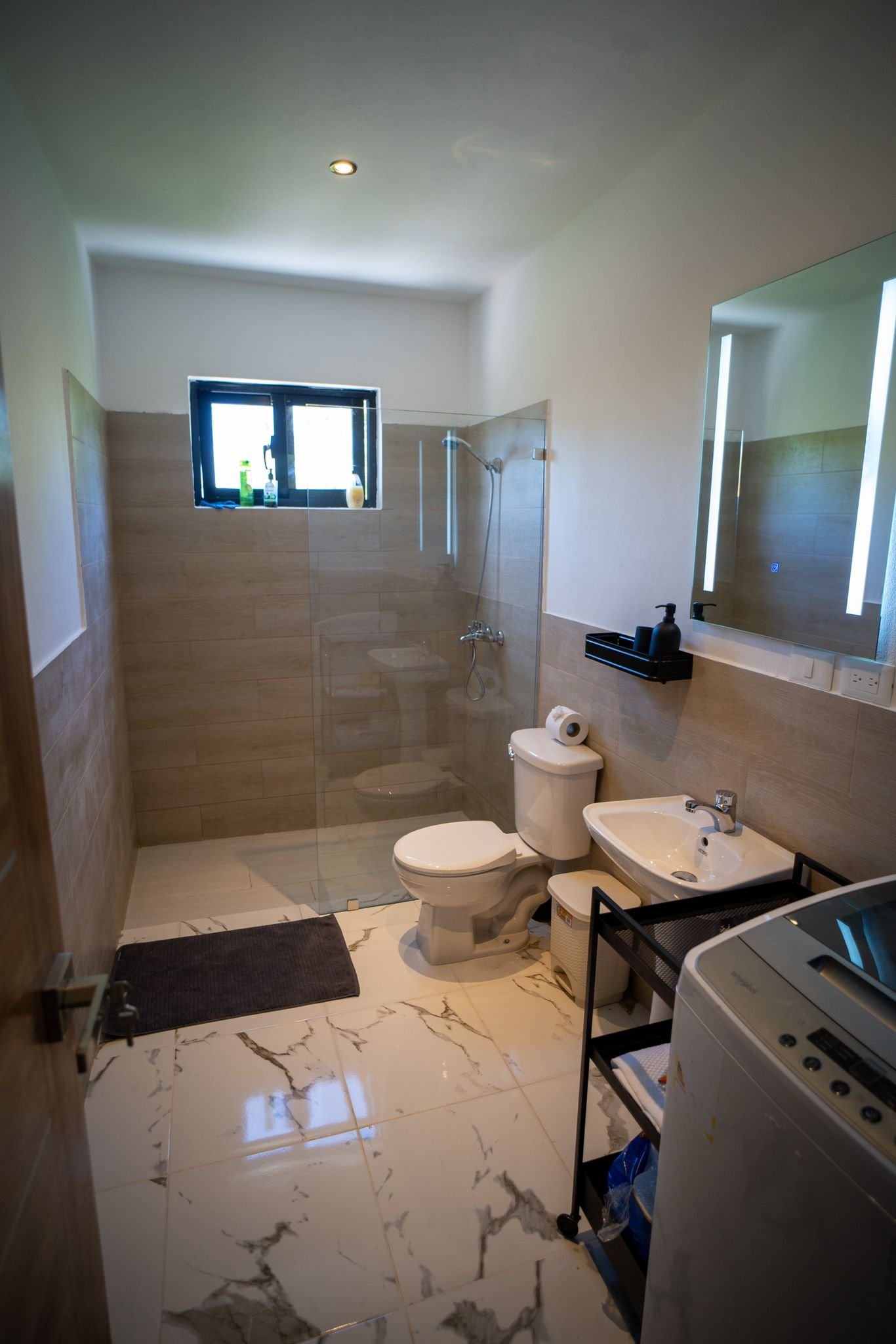 Baño moderno con ducha acristalada y lavabo