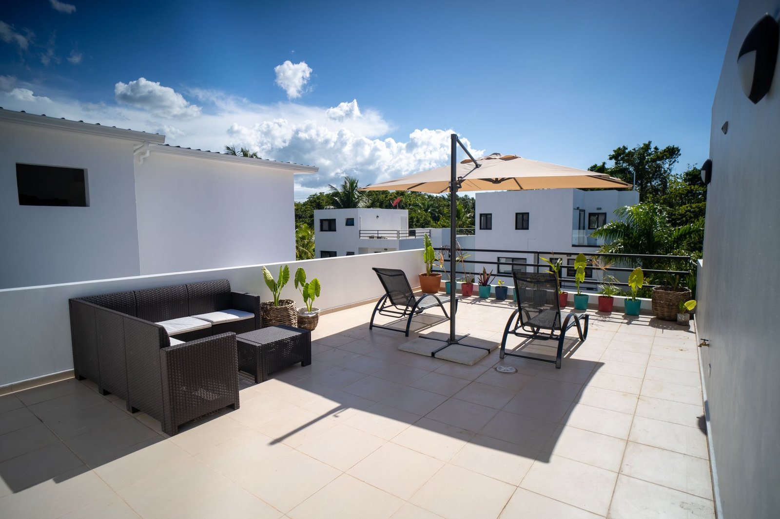 Terraza moderna con tumbonas y sombrilla