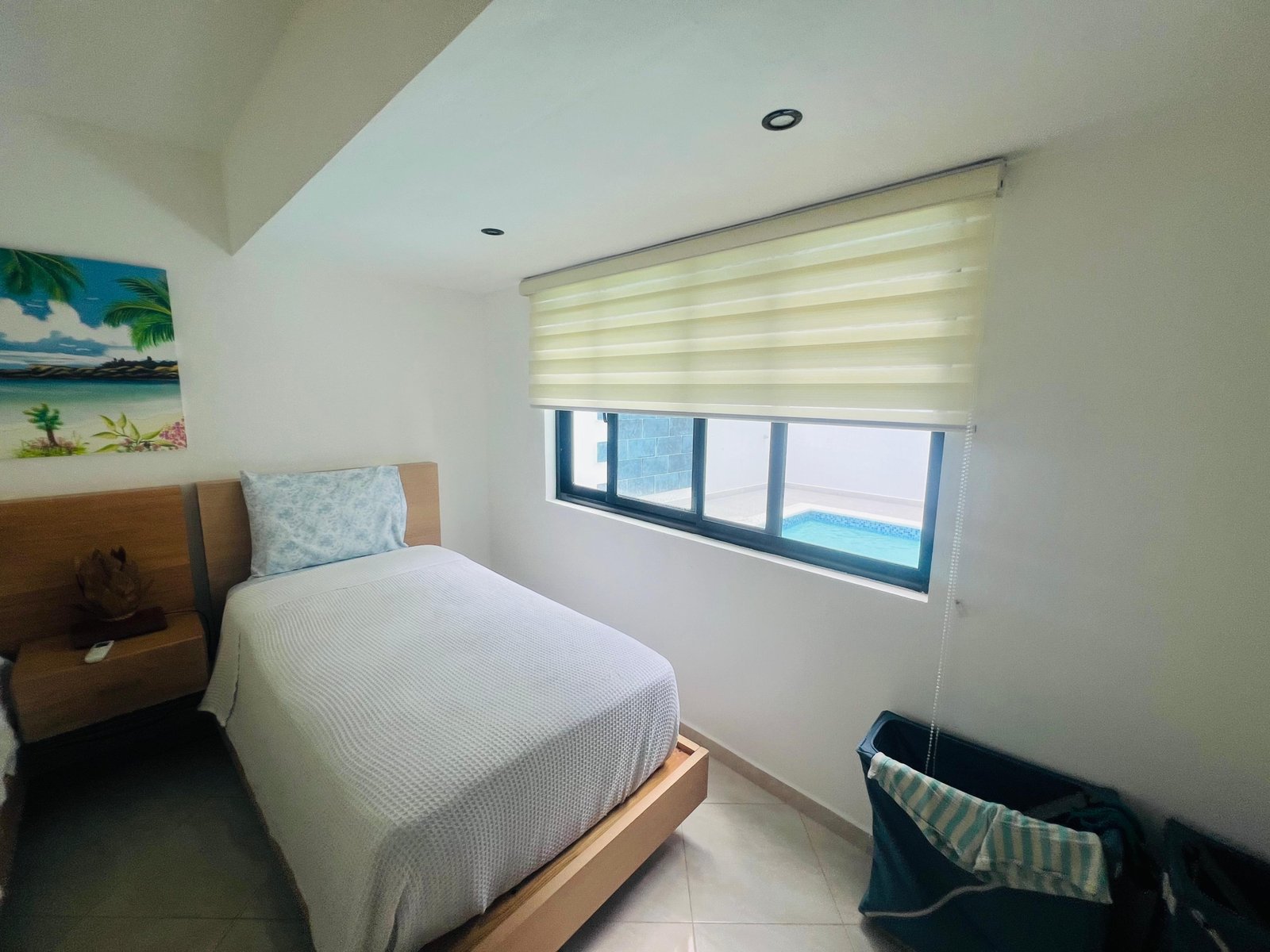 Dormitorio moderno con cama individual y ventana