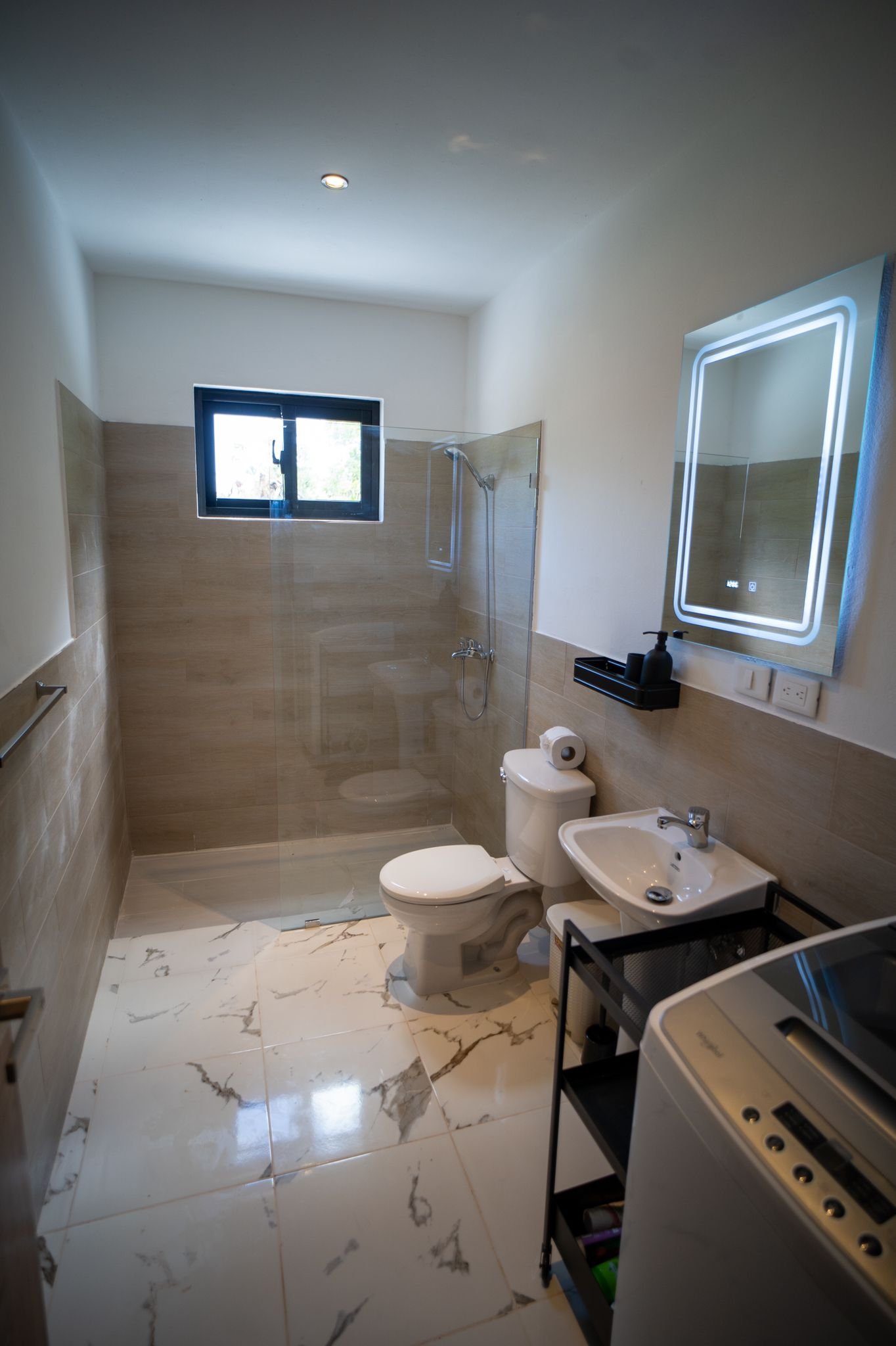 Baño moderno con ducha y espejo iluminado