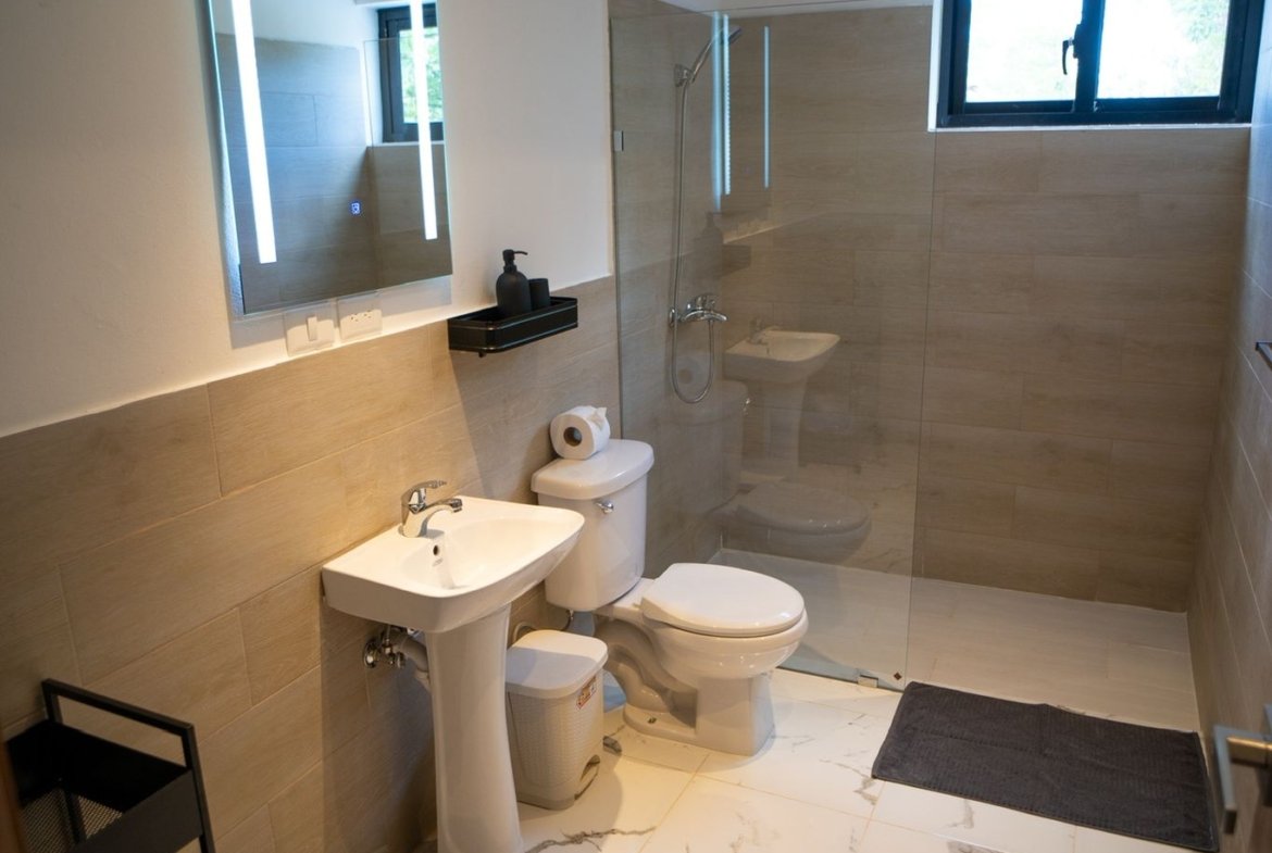 Baño moderno con ducha acristalada y suelo mármol