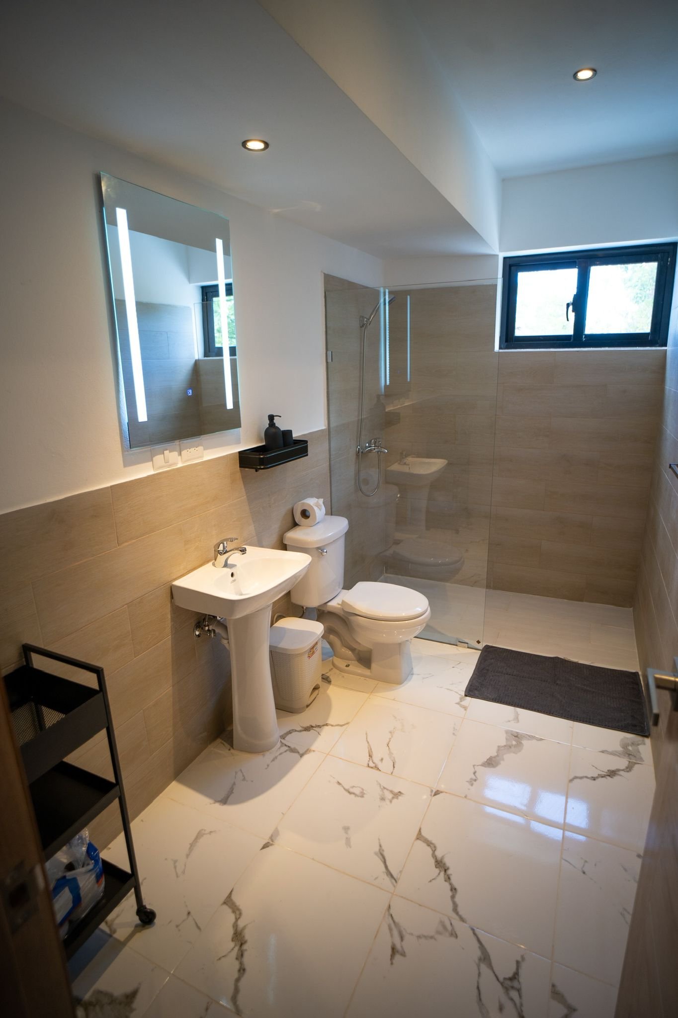 Baño moderno con ducha acristalada y suelo mármol