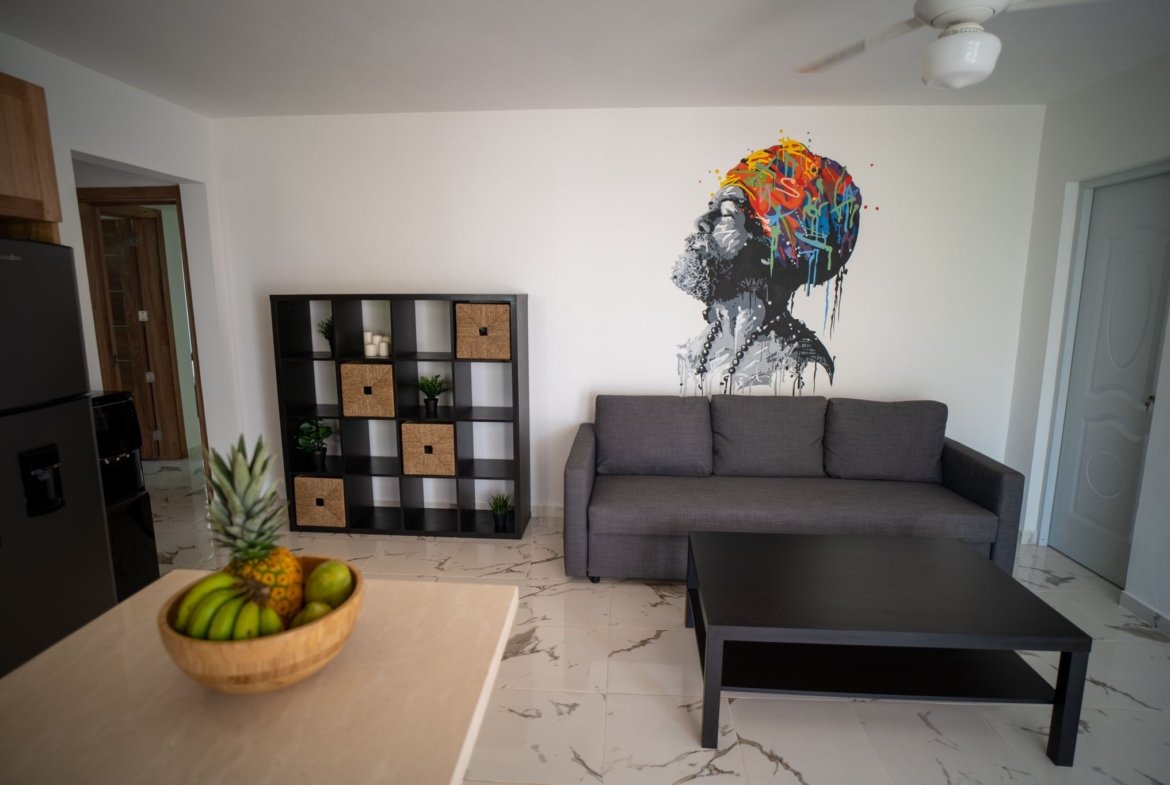 Salón moderno con mural artístico colorido