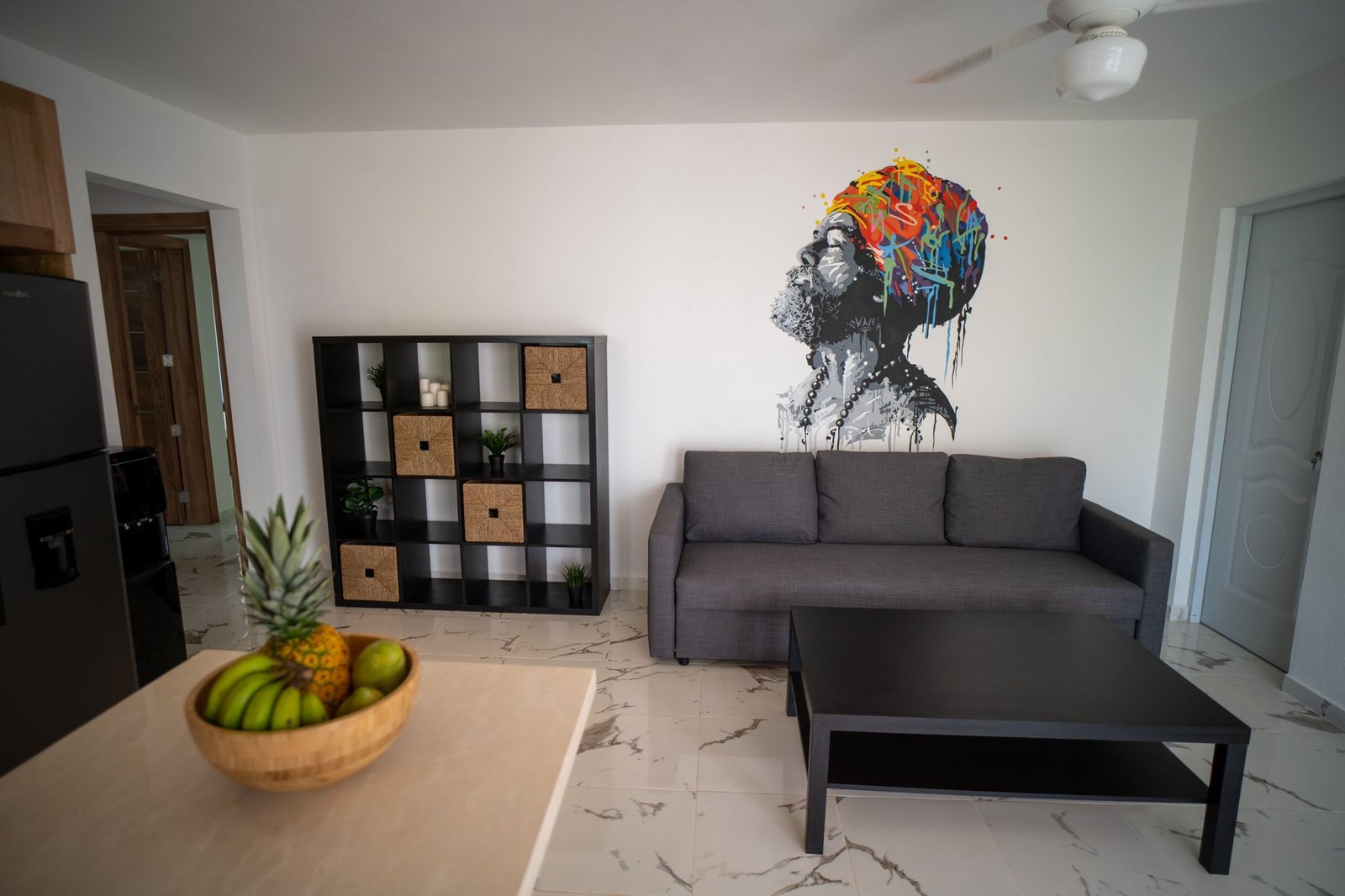 Salón moderno con mural artístico colorido