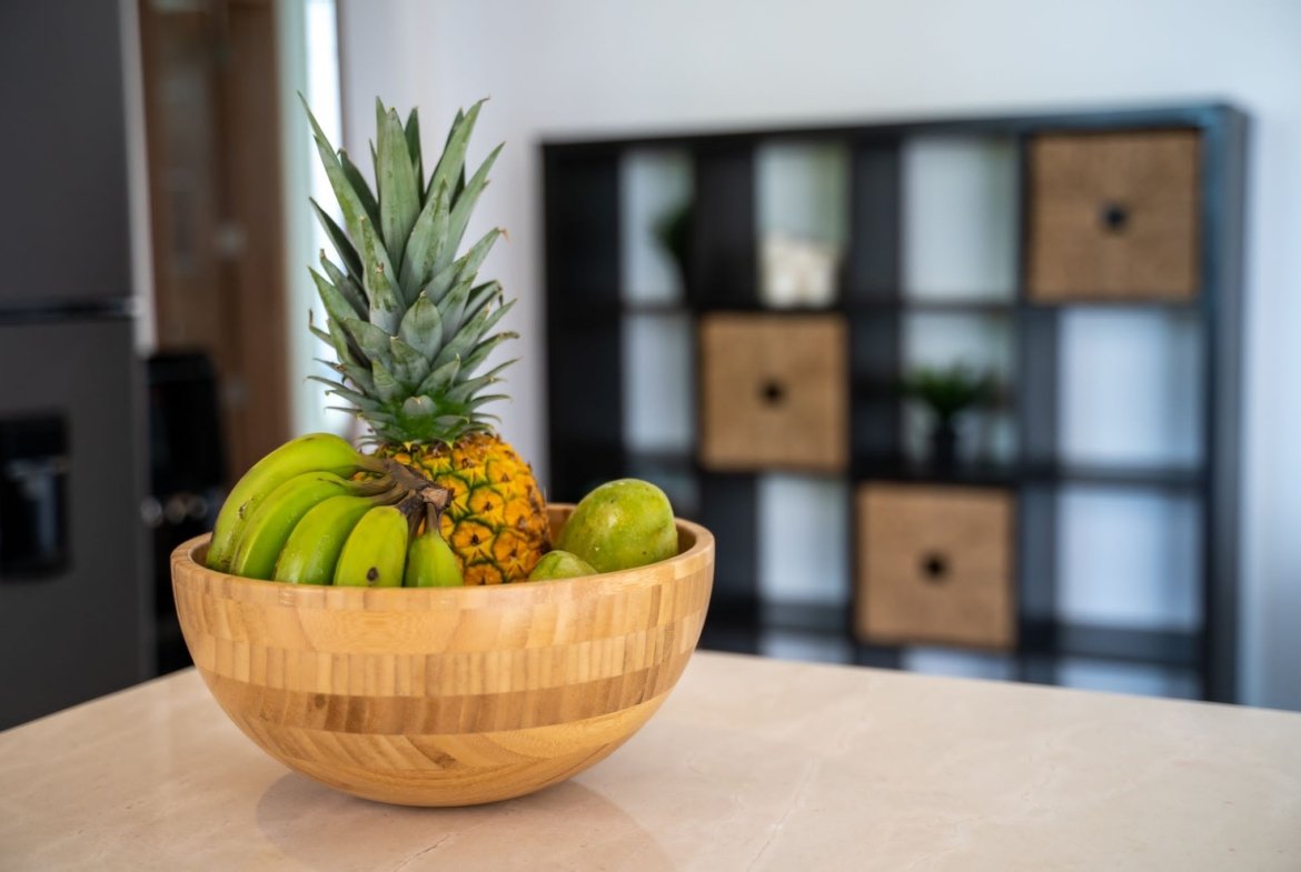 Cuenco de madera con frutas tropicales
